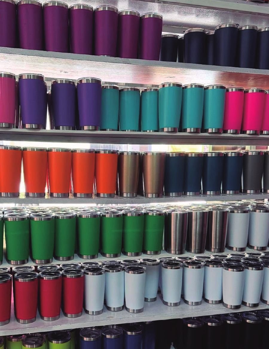 Estantes con vasos térmicos de colores
